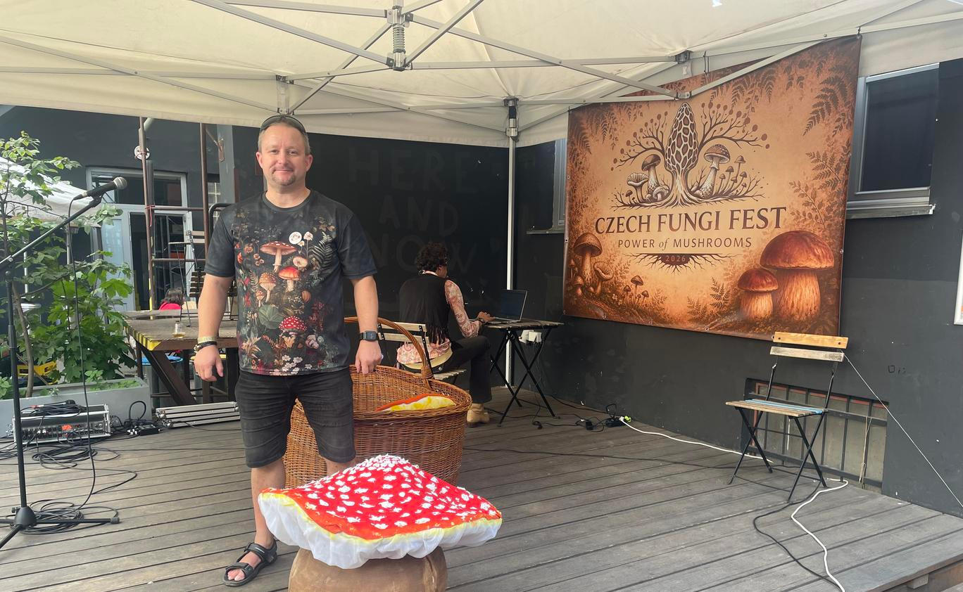 Organizátor Czech Fungi Festu Jan Hodač vedle největšího košíku na houby na světě, který je zapsaný v České knize rekordů.