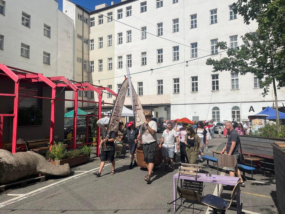 Účastníci houbového průvodu přicházejí do areálu Kampusu Hybernská, kde se konal druhý ročník Czech Fungi Festu.