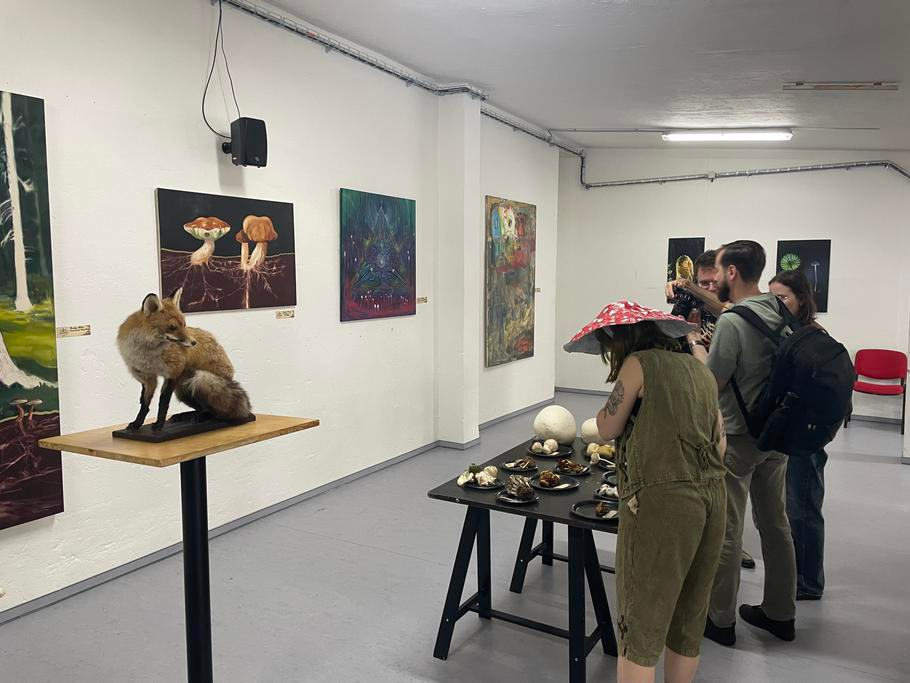 Součástí Czech Fungi Festu byla také výstava, která propojovala skutečné houby s uměním inspirovaným mykologií.