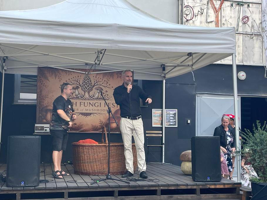 Předseda Pirátů Zdeněk Hřib během zahájení Czech Fungi Festu. Vlevo stojí organizátor festivalu Jan Hodač.