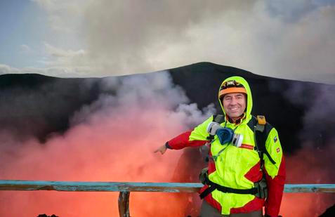 Lukáš Krmíček u probíhají strombolské erupce. Vanutu, září 2026.