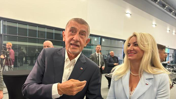 Při zahájení kampaně ANO do komunálních a senátních voleb v Praze se vedle předsedy ANO Andreje Babiše nejvíce pohybovala Petra Absolonová, která kandiduje do Senátu na jihu Moravy.