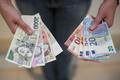 Ilustrační foto, peníze, hotovost, bankovky, Euro, Dolar, Česká koruna, Kč, směna