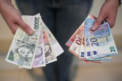 Ilustrační foto, peníze, hotovost, bankovky, Euro, Dolar, Česká koruna, Kč, směna