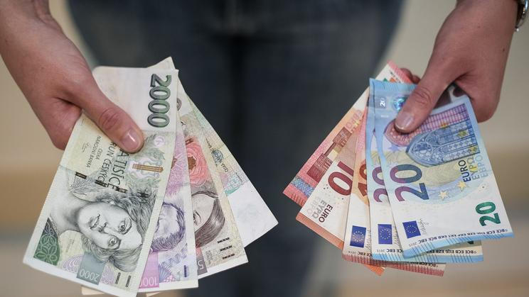 Ilustrační foto, peníze, hotovost, bankovky, Euro, Dolar, Česká koruna, Kč, směna
