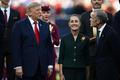 Americký prezident Donald Trump v rozhovoru s kanadským premiérem Markem Carneym po finále fotbalového mistrovství světa v East Rutherfordu v New Jersey 19. července 2026.