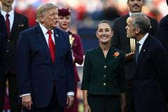 Americký prezident Donald Trump v rozhovoru s kanadským premiérem Markem Carneym po finále fotbalového mistrovství světa v East Rutherfordu v New Jersey 19. července 2026.