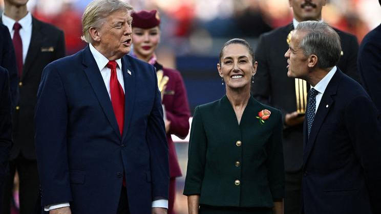 Americký prezident Donald Trump v rozhovoru s kanadským premiérem Markem Carneym po finále fotbalového mistrovství světa v East Rutherfordu v New Jersey 19. července 2026.