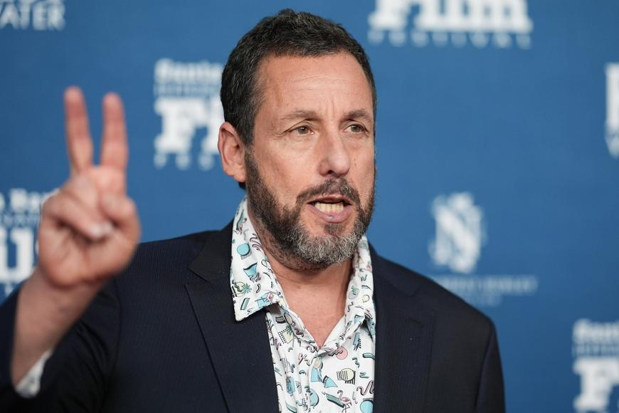 Skvěle placený herec, který sbírá jednu anticenu za druhou. Adam Sandler slaví 60 let