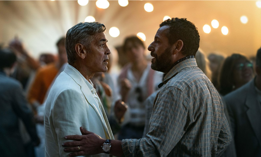 George Clooney jako rozvedený stárnoucí herec Jay Kelly ve stejnojmenném filmu z roku 2025 a Adam Sandler v roli jeho agenta Rona.
