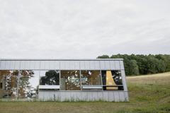 Výsledná architektonická forma přímo reaguje na jedinečný kontext parcely. 