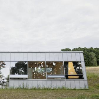 Výsledná architektonická forma přímo reaguje na jedinečný kontext parcely. 
