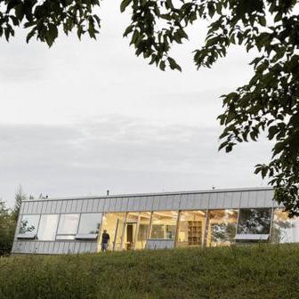 Základní koncept stavby proto vychází z touhy investorů a architektů zprostředkovat co nejintenzivnější propojení mezi interiérem a exteriérem.