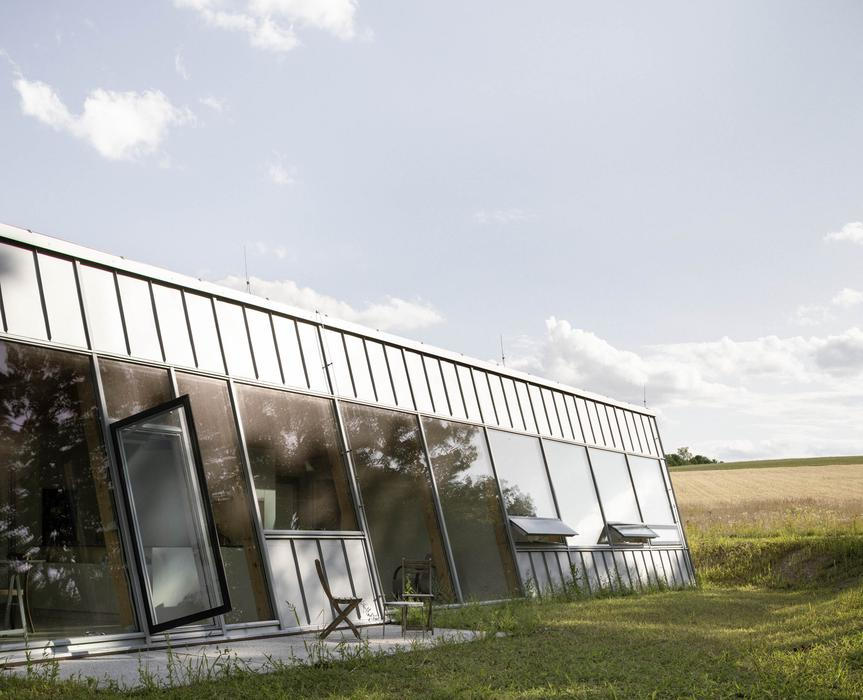 Výsledná architektonická forma přímo reaguje na jedinečný kontext parcely.