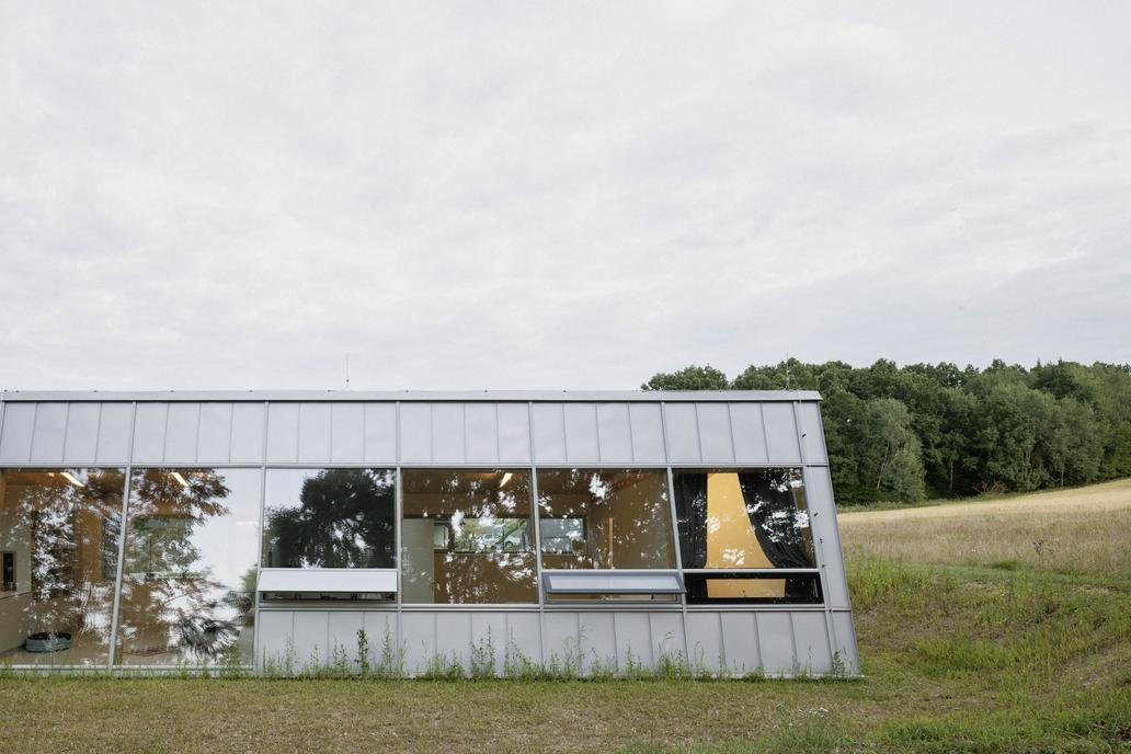 Výsledná architektonická forma přímo reaguje na jedinečný kontext parcely. 
