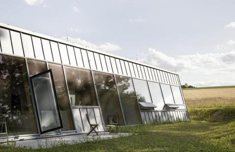 Výsledná architektonická forma přímo reaguje na jedinečný kontext parcely.