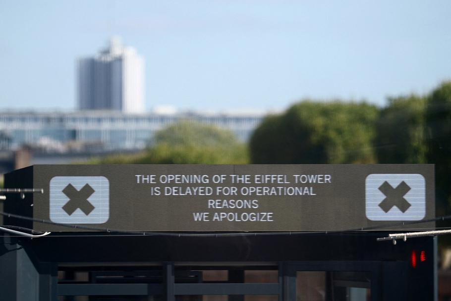 The opening of the Eiffel Tower delayed in Paris