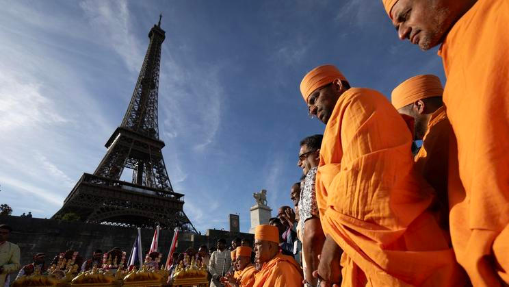 Hinduističtí mniši z hnutí BAPS se 3. září 2026 účastní náboženského obřadu před Eiffelovou věží v Paříži,