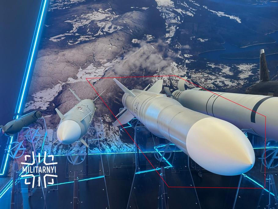 Model záchytné rakety Koral představený na polském obranném veletrhu MSPO Model záchytné rakety Koral představený na polském obranném veletrhu MSPO