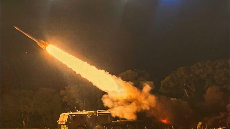Raketa měří skoro pět metrů a váží 450 kg, z čehož 36 kg připadá na bojovou hlavici.