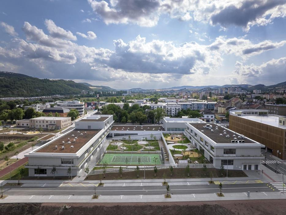 Nová budova školy 21. století je pevný základ pro současnou edukaci, kde se individualita, kreativita a ohleduplnost k životnímu prostředí stávají klíčovými hodnotami.