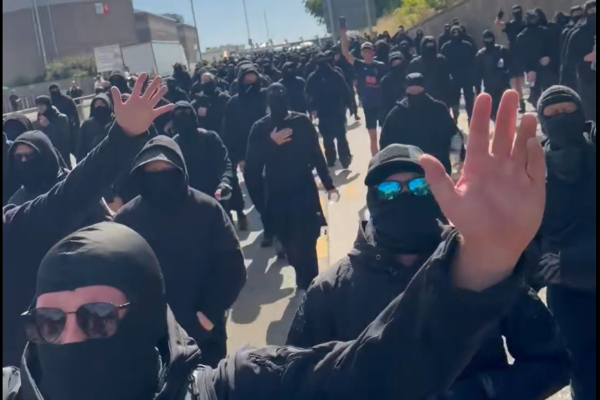 Nasadili kukly a šli proti migrantům i policii. Brity zaskočila „křesťanská armáda“