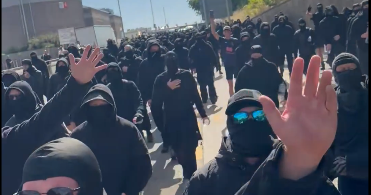 Nasadili kukly a šli proti migrantům i policii. Brity zaskočila „křesťanská armáda“