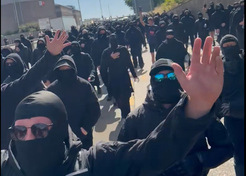 Protestující v Doveru volají  "Kristus je král!".