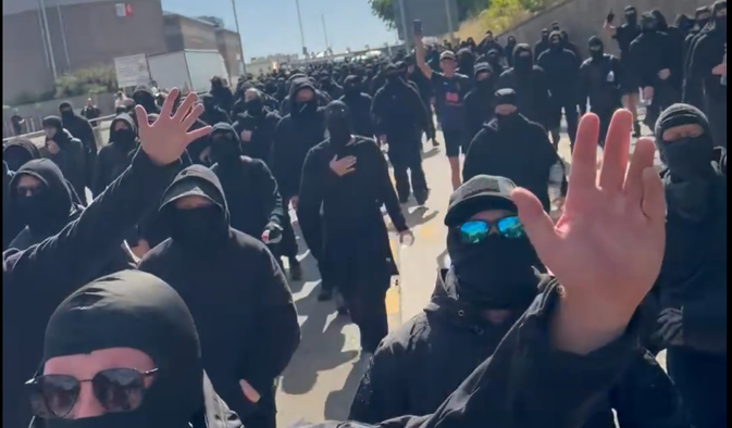 Protestující v Doveru volají  "Kristus je král!".