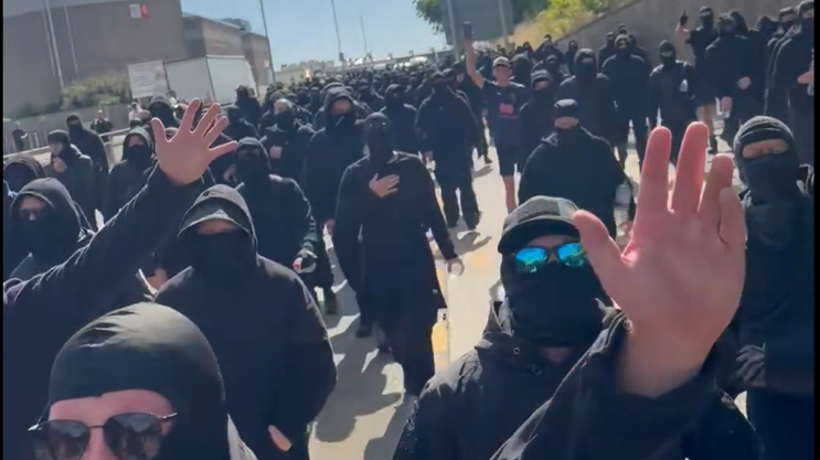 Protestující v Doveru volají  "Kristus je král!".