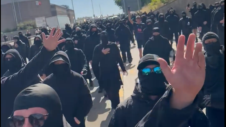 Protestující v Doveru volají "Kristus je král!".
