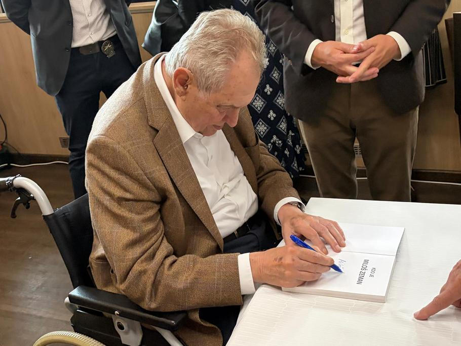 Exprezident Miloš Zeman po debatě zájemcům podepisoval své knihy. Nebo ty o něm.