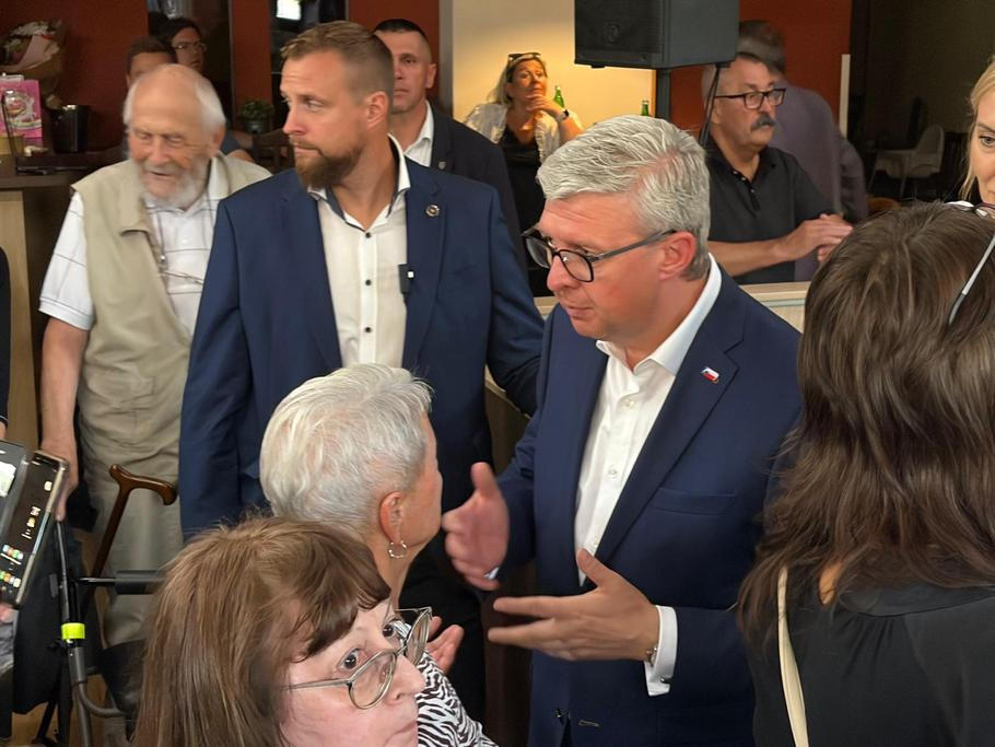 Vicepremiér Karel Havlíček v debatě s lidmi v restauraci v Kolíně.