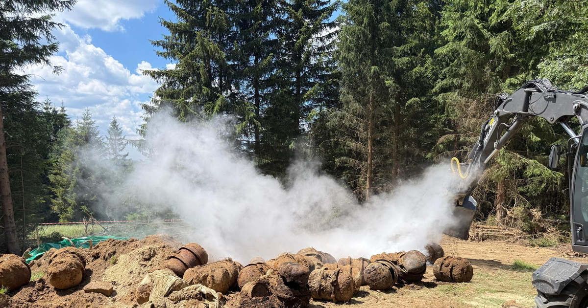 Co ukrývala Šumava? Stovky sudů s nebezpečnými látkami