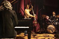 Za jazzovým hudebním projektem Jazz Sabbath stojí klávesista Adam Wakeman, hudebník, který strávil po boku Ozzyho Osbourna a samotných Black Sabbath třináct let.