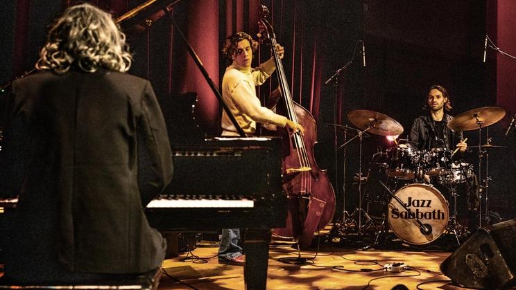 Za jazzovým hudebním projektem Jazz Sabbath stojí klávesista Adam Wakeman, hudebník, který strávil po boku Ozzyho Osbourna a samotných Black Sabbath třináct let. 