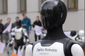 „Roboti, kteří jsou zde přítomni, mají ukázat, že tato technologie je již realitou,“ odpověděl novinářům Agibot A3, jeden z humanoidních robotů poháněných umělou inteligencí.