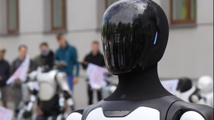 „Roboti, kteří jsou zde přítomni, mají ukázat, že tato technologie je již realitou,“ odpověděl novinářům Agibot A3, jeden z humanoidních robotů poháněných umělou inteligencí.