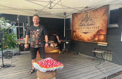 Organizátor Czech Fungi Festu Jan Hodač vedle největšího košíku na houby na světě, který je zapsaný v České knize rekordů.