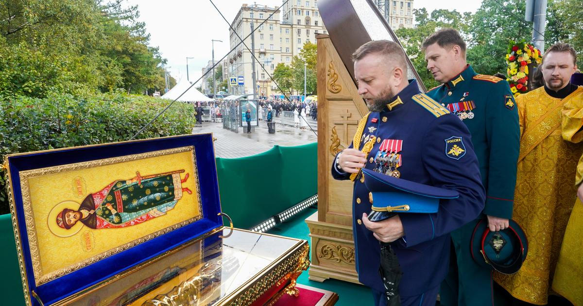Cesta zpět v čase. Rusko posílá na frontu ostatky světce a chce nasadit i chromé