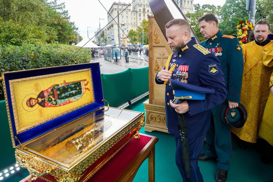 Cesta zpět v čase. Rusko posílá na frontu ostatky světce a chce nasadit i chromé