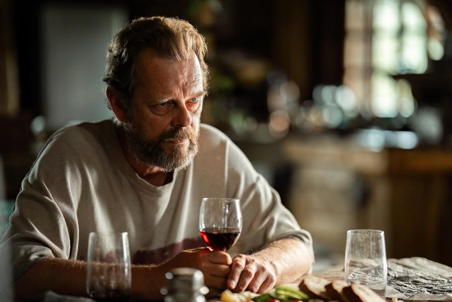 Martin Stránský jako samotářský spisovatel Abel Znorko ve filmu Léčivé účinky sebeklamu (2026). 