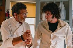 Antonio Banderas a Dominic Sessa ve filmu Tony.
