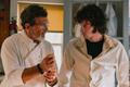 Antonio Banderas a Dominic Sessa ve filmu Tony.
