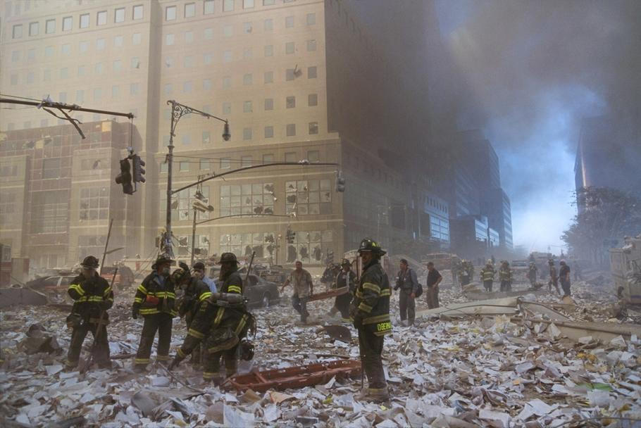 Všudypřítomný jemný prach pokryl 11. září Manhattan. Směs z nadrcených trosek nejen leptala dýchací cesty, ale dodnes zabíjí v podobě rakoviny.