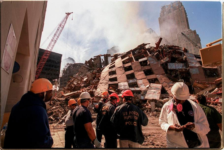 Záchranáři pracují v troskách Světového obchodního centra na Ground Zero 17. září 2001.