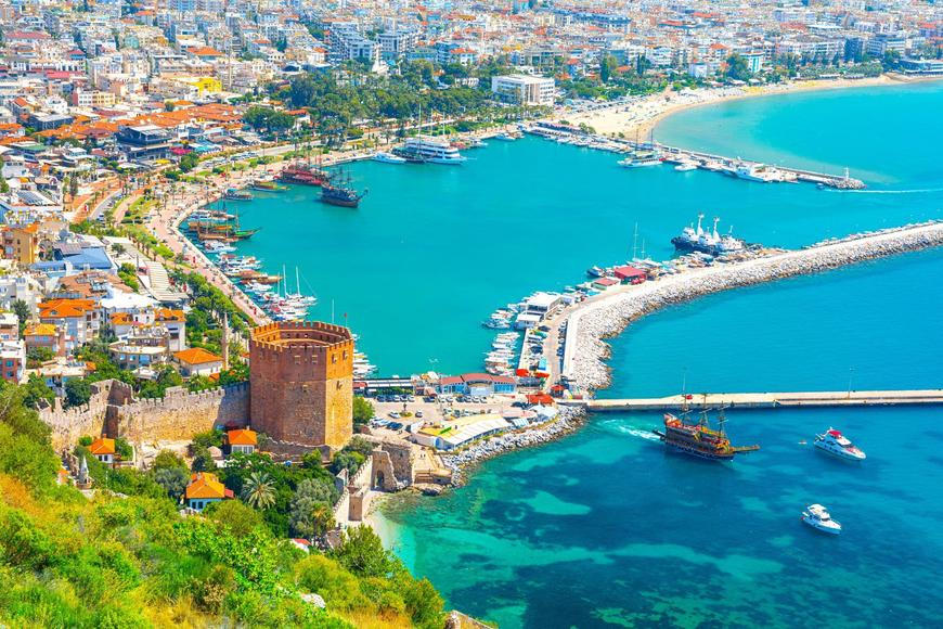 Plivl na tureckou vlajku, skončil ve vězení. Britský turista čeká na soud