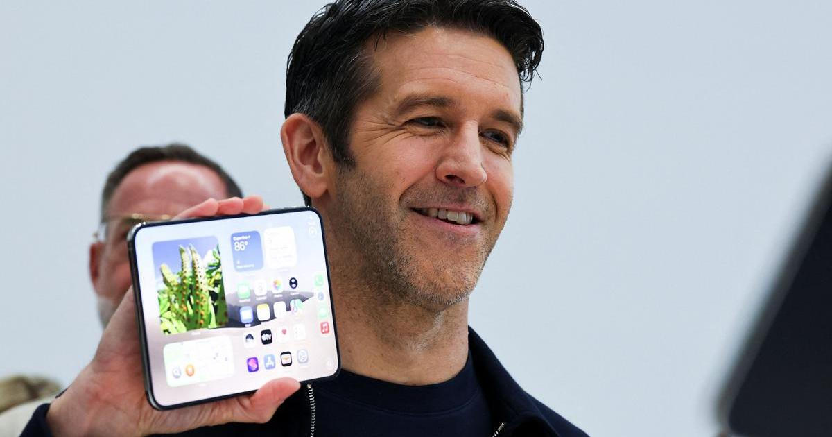 Apple sedm let po Samsungu představil svůj první skládací telefon