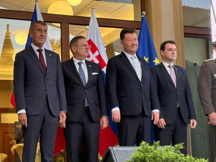 Velvyslanec Martin Muránský na slavnostní recepci ke Dni Ústavy a Dni ozbrojených sil přivítal šéfy tří vládních stran – Andreje Babiše (ANO), Tomia Okamuru (SPD) a Petra Macinku (Motoristé). Pohromadě je přitom na veřejnosti nelze vídat zrovna každý den.