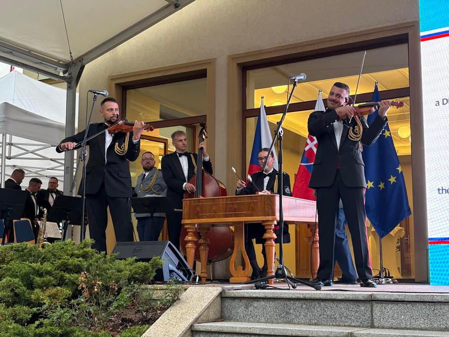 O tradiční slovenský hudební doprovod také nebyla nouze. Večer na ambasádě provázela živá muzika a cimbál.